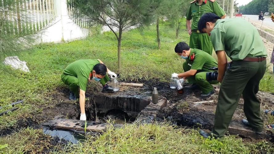 Lực lượng công an kiểm tra lấy mẫu nước thải từ Cty Pak