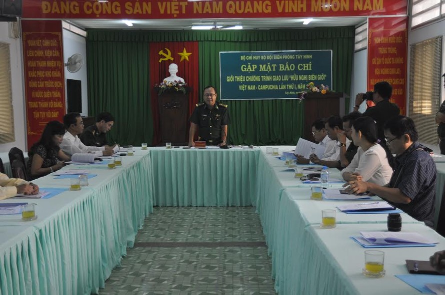 Đại tá Nguyễn Hoài Phương chủ trì buổi họp báo. Ảnh: Văn Minh.