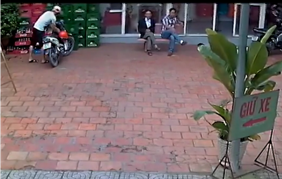 Thanh niên bẻ khóa, trộm xe máy trước mặt hai người đàn ông