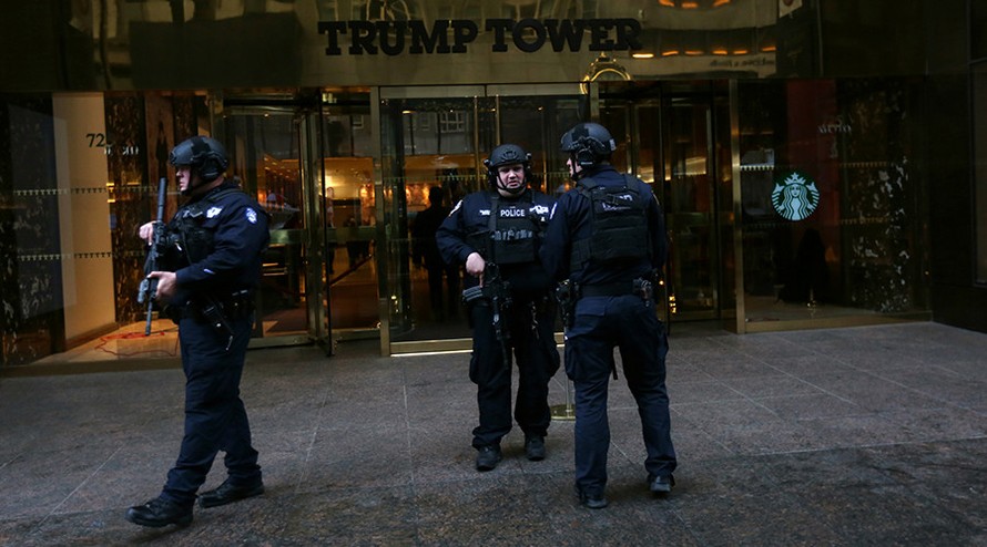 Cảnh sát canh gác bên ngoài Trump Tower. Ảnh: Reuters