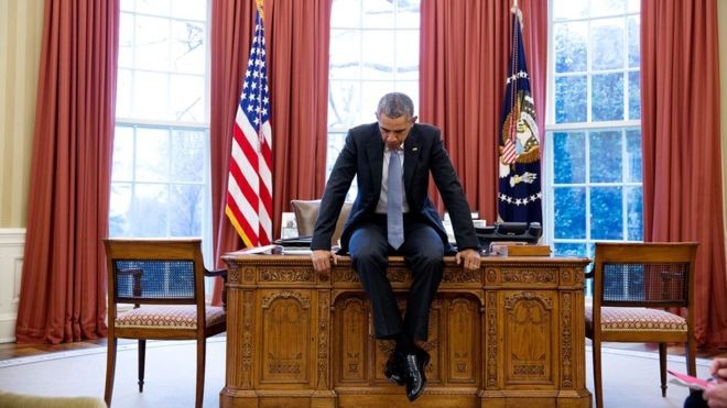 Bức ảnh được chụp trong tháng 2/2016, ghi lại cảnh ông Obama đang tập trung suy nghĩ. Thời điểm đó, ông đang làm việc với các nhân viên an ninh quốc gia trước khi điện đàm với các nhà lãnh đạo châu Âu.