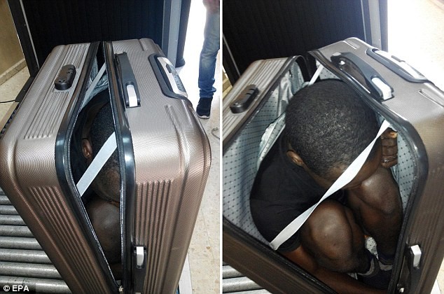Nam thanh niên châu Phi cuộn người trong vali chật hẹp để vượt biên. Ảnh: EAP
