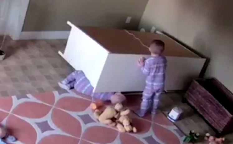 Cậu bé 2 tuổi cố đẩy tủ quần áo giải cứu anh trai song sinh.