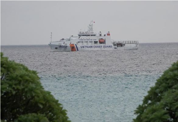 Tàu Cảnh sát biển 8002 đang tiến vào đảo Sinh Tồn.