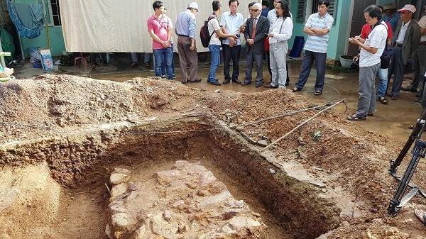 Khảo cổ thăm dò dấu tích lăng mộ vua Quang Trung tại gò Dương Xuân (phường Trường An, Huế) thời điểm đầu tháng 10/2016. 