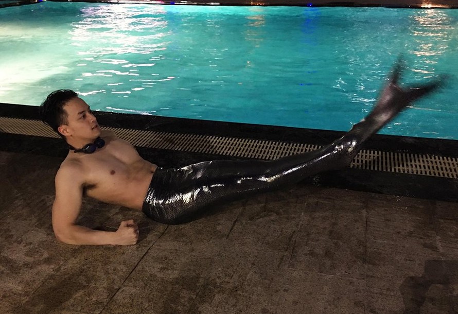 Cao Thái Sơn hóa "chàng tiên cá" bên bể bơi. Ảnh: Facebook nhân vật