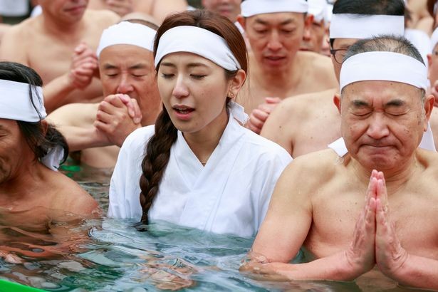 Người Nhật ngâm trong nước đá để cầu bình an, khỏe mạnh vào năm mới.
