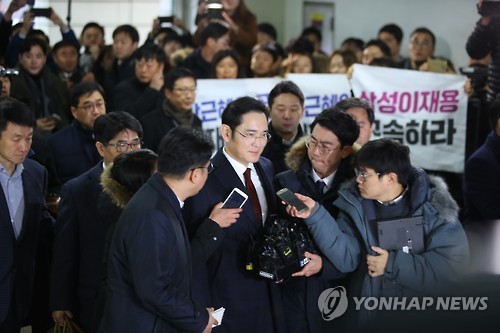 Người thừa kế tập đoàn Samsung Lee Jae-yong xuất hiện trước trụ sở cơ quan điều tra vào sáng 12/1. Ảnh: Yonhap