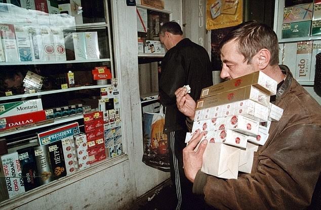 Thuốc lá nhập ngoại tràn lan tại Nga gây tổn hại cho nền kinh tế Nga (Ảnh: Daily Mail)