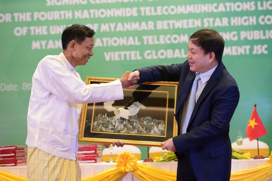 Ông Lê Đăng Dũng - Phó Tổng giám đốc Tập đoàn Viettel bắt tay đối tác Star High