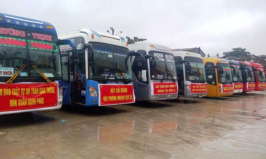 Xe khách tại Huế sẵn sàng tham gia phục vụ nhu cầu đi lại tăng cao của người dân dịp Tết Đinh Dậu 2017. 