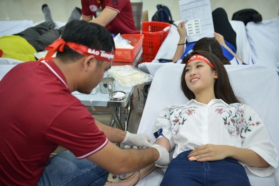 Hoa hậu Đỗ Mỹ Linh tham gia hiến máu.