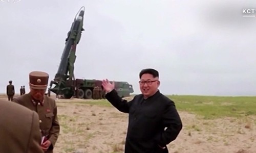 Nhà lãnh đạo Triều Tiên Kim Jong-un đến thăm một đơn vị tên lửa. Ảnh: KCTV