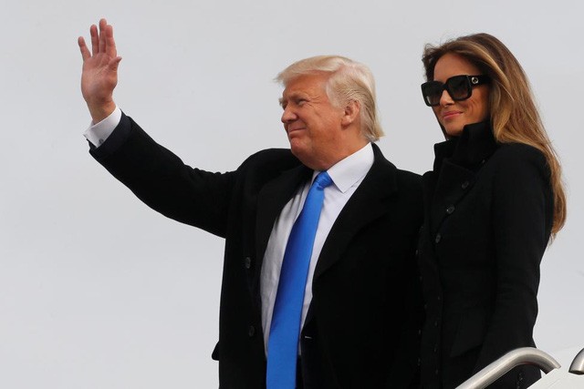 Tổng thống đắc cử Donald Trump và phu nhân Melania chào mọi người từ chuyên cơ Air Force One chở gia đình ông từ New York đáp xuống căn cứ không quân Andrew ở Washington hôm 19/1. Ảnh: Reuters