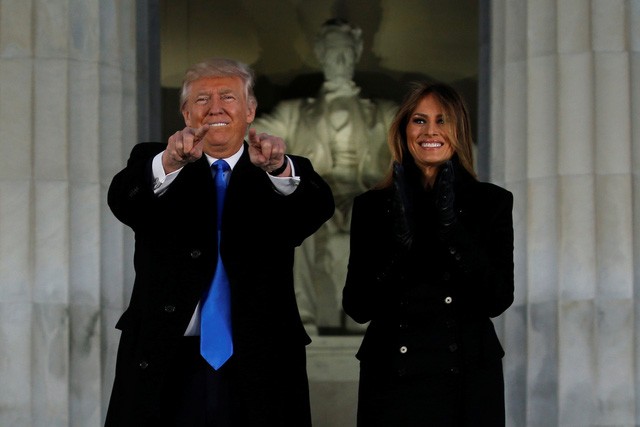 Trump và vợ trước thềm lễ nhậm chức. 