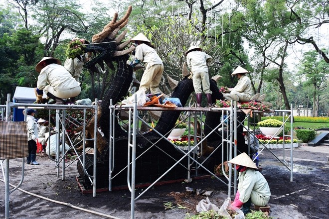 Những ngày qua, nhiều người dân ở Thủ đô thích thú khi thấy sự xuất hiện của 12 con giáp với kích thước to lớn tại công viên Thống Nhất.