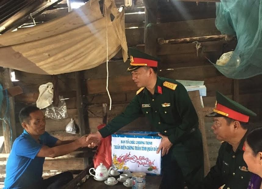Lãnh đạo các đơn vị trao tặng quà cho các hộ dân ở Đắc Lắk