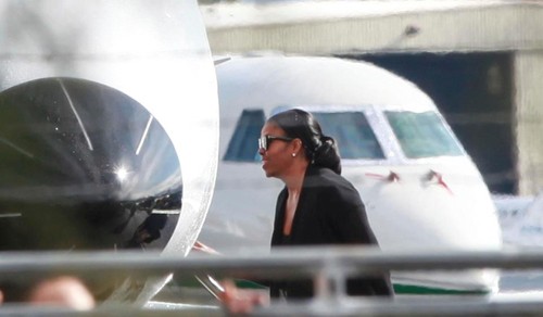 Bà Michelle lên máy bay của tỷ phú Richard Branson để đến quần đảo Virgin. Ảnh: AP