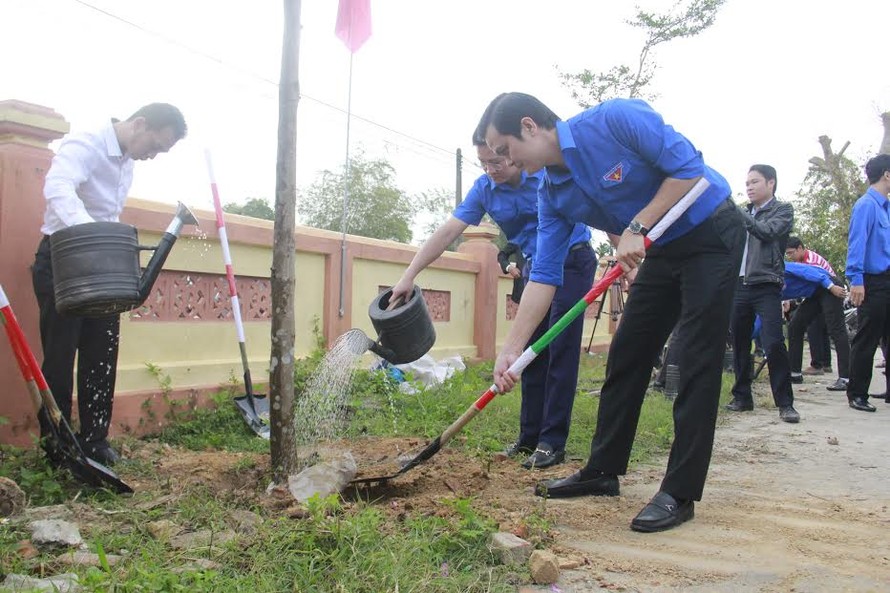 Bí thư Trung ương Đoàn Bùi Quang Huy (bìa phải) cùng trồng cây với ĐVTN Đà Nẵng. Ảnh: Thanh Trần. 