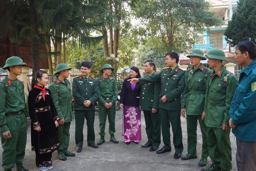 Lãnh đạo Ban Thanh niên Quân đội, Bộ Chỉ huy Quân sự tỉnh Bắc Kạn, Huyện ủy Ngân Sơn trò chuyện, động viên thanh niên trên địa bàn trúng tuyển NVQS năm 2017.