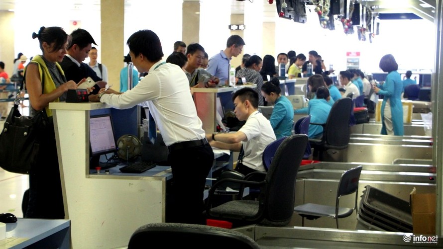 Hành khách làm thủ tục check-in tại sân bay Tân Sơn Nhất dịp Tết vừa qua.