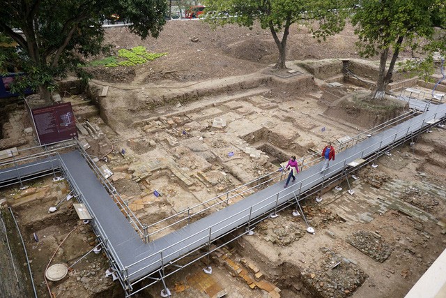 Toàn cảnh hố khai quật di tích khảo cổ trong năm 2016 hiện đã mở cửa cho khách vào tham quan tại Hoành Thành Thăng Long.