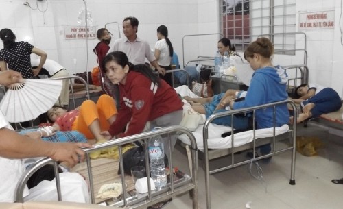 Hàng loạt em học sinh nhập viện điều trị tại bệnh viện Đa khoa tỉnh Vĩnh Long vào tối 10/2 (Ảnh Thanh Lâm/Người đưa tin).