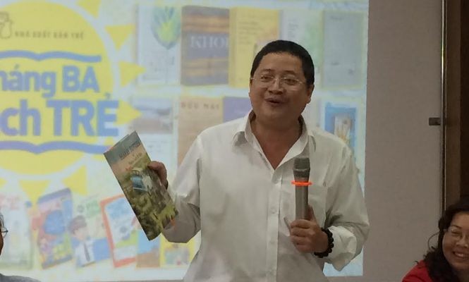 Ông Nguyễn Minh Nhựt đang trao đổi về lỗi của cuốn Harry Potter và phòng chứa bí mật 