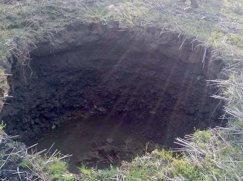 Một hố "tử thần" từng xuất hiện tại cánh đồng huyện Chợ Đồn.