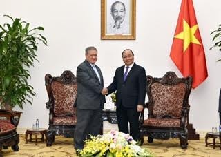 Thủ tướng Nguyễn Xuân Phúc bắt tay Bộ trưởng Ngoại giao và Thương mại Brunei Darussalam Pehin Dato Lim Jock Seng.