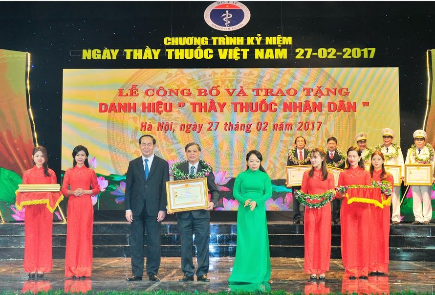Chủ tịch nước Trần Đại Quang trao danh hiệu Thầy thuốc nhân dân cho dược sĩ chuyên khoa 1 Lê Hồng Phúc