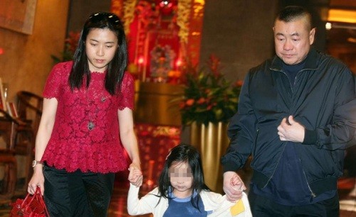 Ông Lưu và người vợ thứ hai, bà Trần Khải Vận, dắt tay con gái Lưu Tú Hoa. Ảnh: SCMP