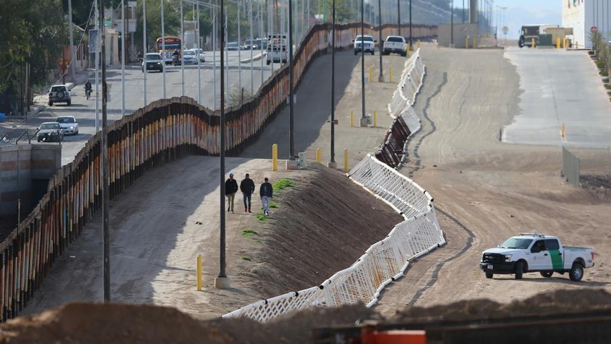 Một đoạn tường ngăn biên giới Mỹ và Mexico, thuộc tiểu bang California. Ảnh: Reuters