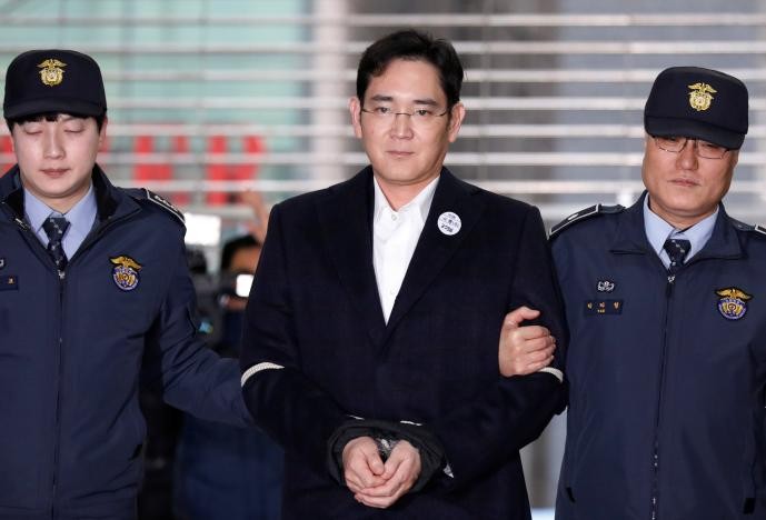 Cảnh sát áp giải phó Chủ tịch Samsung Lee Jae Yong đến văn phòng tư vấn ở Seoul ngày 17/2.