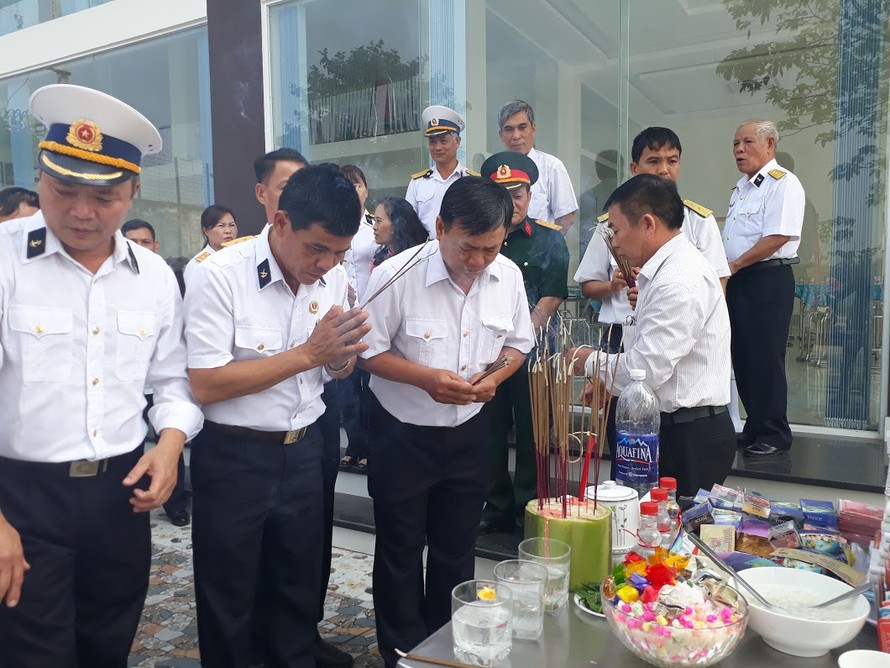 Anh em đồng đội thăm hương tưởng niệm 64 liệt sỹ đã hi sinh tại Gạc Ma năm 1988