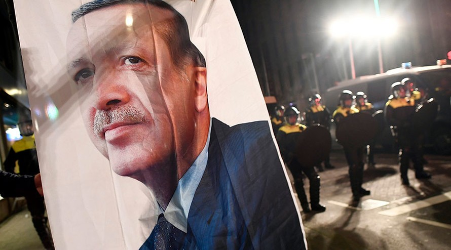 Ảnh ông Erdogan trong cuộc biểu tình ở Rotterdam, Hà Lan, ngày 11/3. 