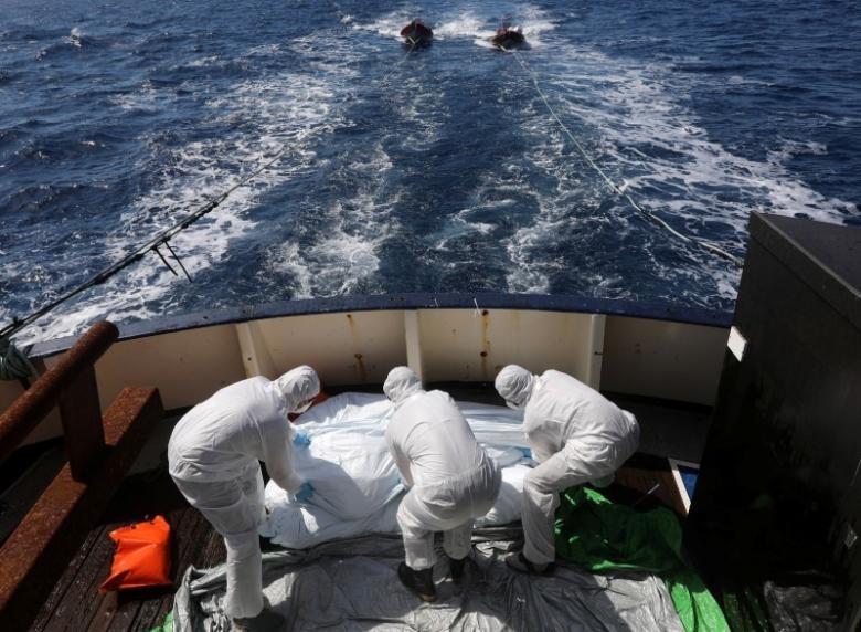 Cơ quan cứu trợ Tây Ban Nha vớt thi thể các nạn nhân trong vụ hai thuyền di cư bị chìm trên biển Địa Trung Hải. Ảnh: Reuters