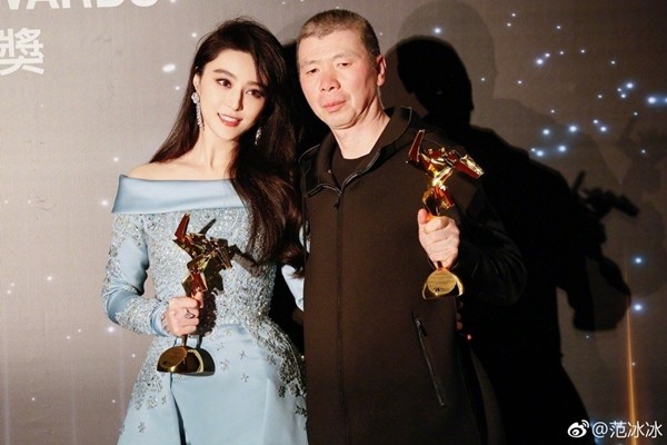 Phạm Băng Băng và đạo diễn Phùng Tiểu Cương nhận tượng vàng tại Asian Film Awards 2017.