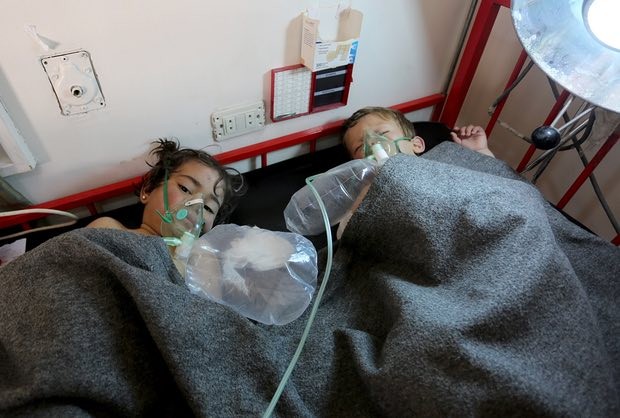 Những em nhỏ đang được điều trị trong bệnh viện sau vụ tấn công Khan Sheikhoun. Ảnh: Anadolu Agency/Getty Images