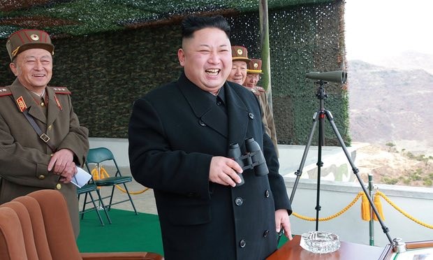 Lãnh đạo Triều Tiên tham gia một cuộc tập trận ở Bình Nhưỡng vào 1/4. Ảnh:KCNA/Reuters