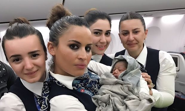 Các nữ tiếp viên của hãng Turkish Airlines chụp ảnh với bé Kadiju.