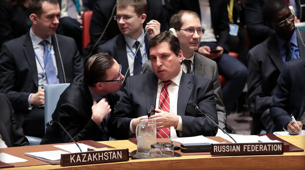 Phó Tổng thống Nga Vladimir Safronkov trao đổi với phụ tá trong một cuộc họp của Hội đồng Bảo an Liên Hợp Quốc liên quan đến tình hình tại Syria, tại trụ sở của LHQ ở New York vào ngày 7/4.