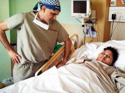 Tiến sĩ Muffazal Lakdawala và nữ bệnh nhân Eman Ahmed.