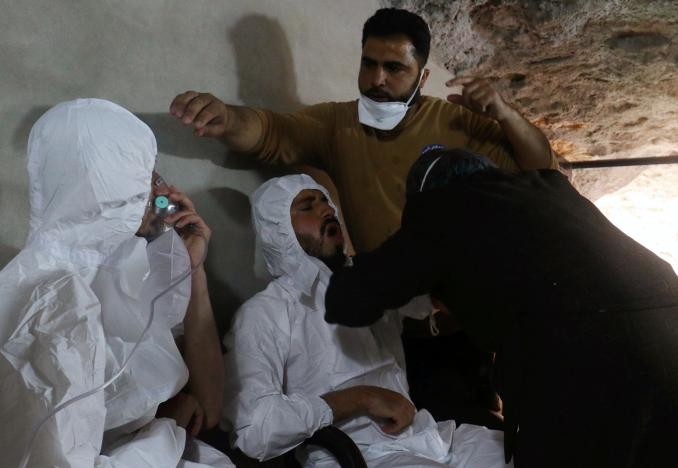 Nạn nhân bị ngộ độc trong vụ tấn công hóa học ở Syria hôm 4/4. Ảnh: Reuters