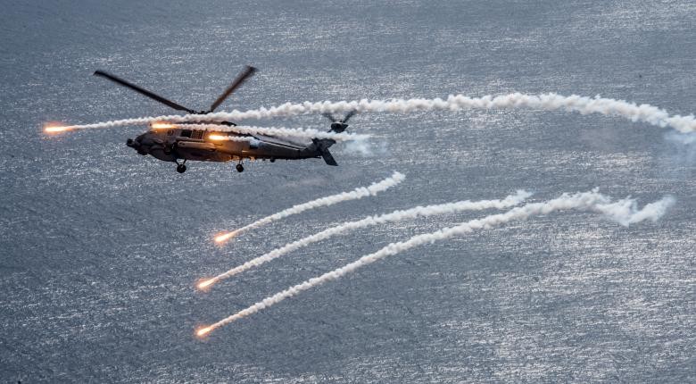 Chiếc trực thăng MH-60R Sea Hawk của Hải quân Mỹ trong buổi tập trận giữa hạm đội tàu sân bay USS Carl Vinson và hai tàu trục khu của Nhật Bản gần Philippines hôm 24/4. Ảnh: Reuters