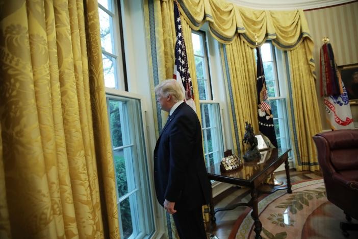 Tổng thống Mỹ Donald Trump trong buổi phỏng vấn với phóng viên Reuters tại Phòng Bầu Dục. Ảnh: Reuters