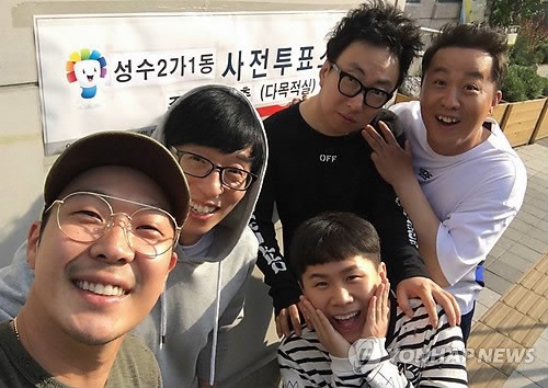 Các thành viên của show truyền hình tạp kĩ Infinite Challenge (Thử thách cực đại), dẫn đầu là “MC quốc dân” Yoo Jae Suk, của đài MBC chụp ảnh kỷ niệm sau khi tham gia bỏ phiếu sớm tại một điểm bỏ phiếu ở Seoul vào sáng 4/5.