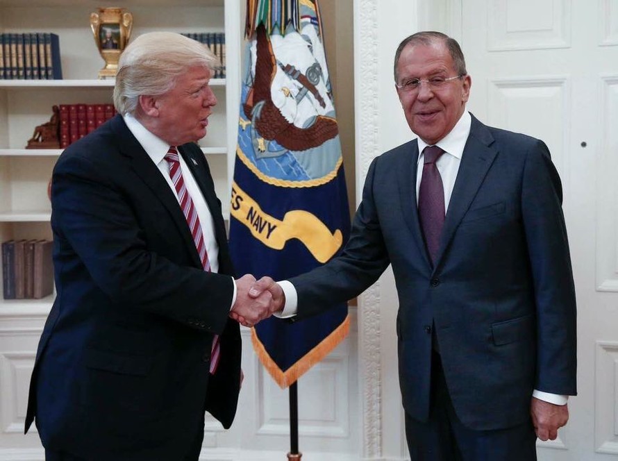 Tổng thống Mỹ Trump bắt tay Bộ trưởng Ngoại giao Nga Sergey Lavrov tại Phòng Bầu Dục hôm 10/5. Ảnh: Twitter Bộ Ngoại giao Nga
