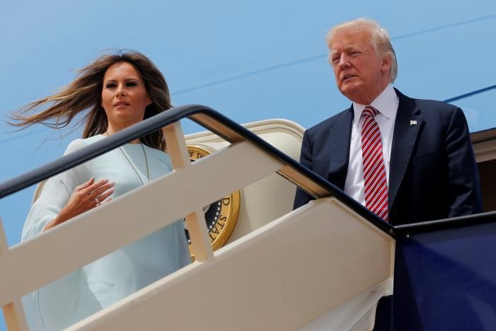 Tổng thống Hoa Kỳ Donald Trump và Đệ nhất Phu nhân Melania Trump lên máy bay Air Force One rời khỏi sân bay quốc tế King Khalid tại Riyadh, Ả Rập Saudi, vào ngày 22/5. Ảnh: Reuters