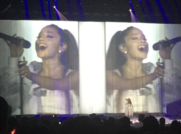 Ariana Grande trong buổi hòa nhạc kinh hoàng tại Manchester.